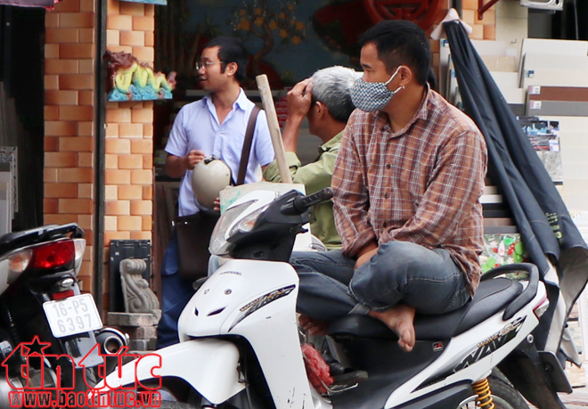Người dân Hà Nội co ro trong cái lạnh giữa mùa hè ảnh 4